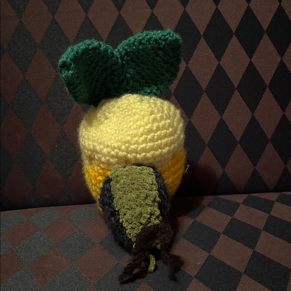 Handmade Amigurumi Applin - Golden Apple edition - Picture 3 of 4